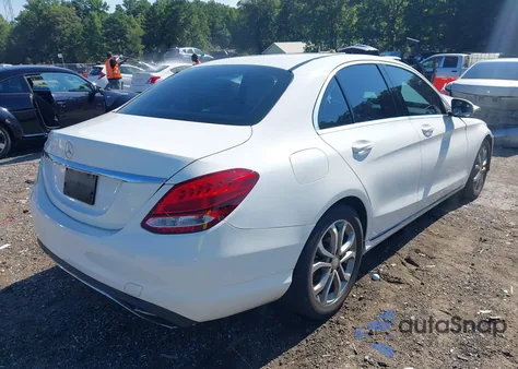 2015 Mercedes-Benz C 300 Luxury/Sport z USA, uszkodzony, nr VIN 55SWF4JBXFU045651